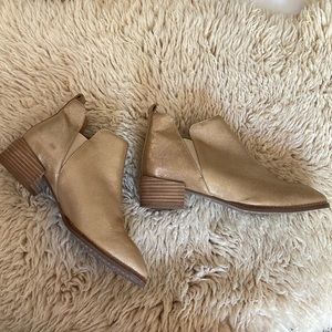 NWOT Seychelles Gold metallic Chelsea booties